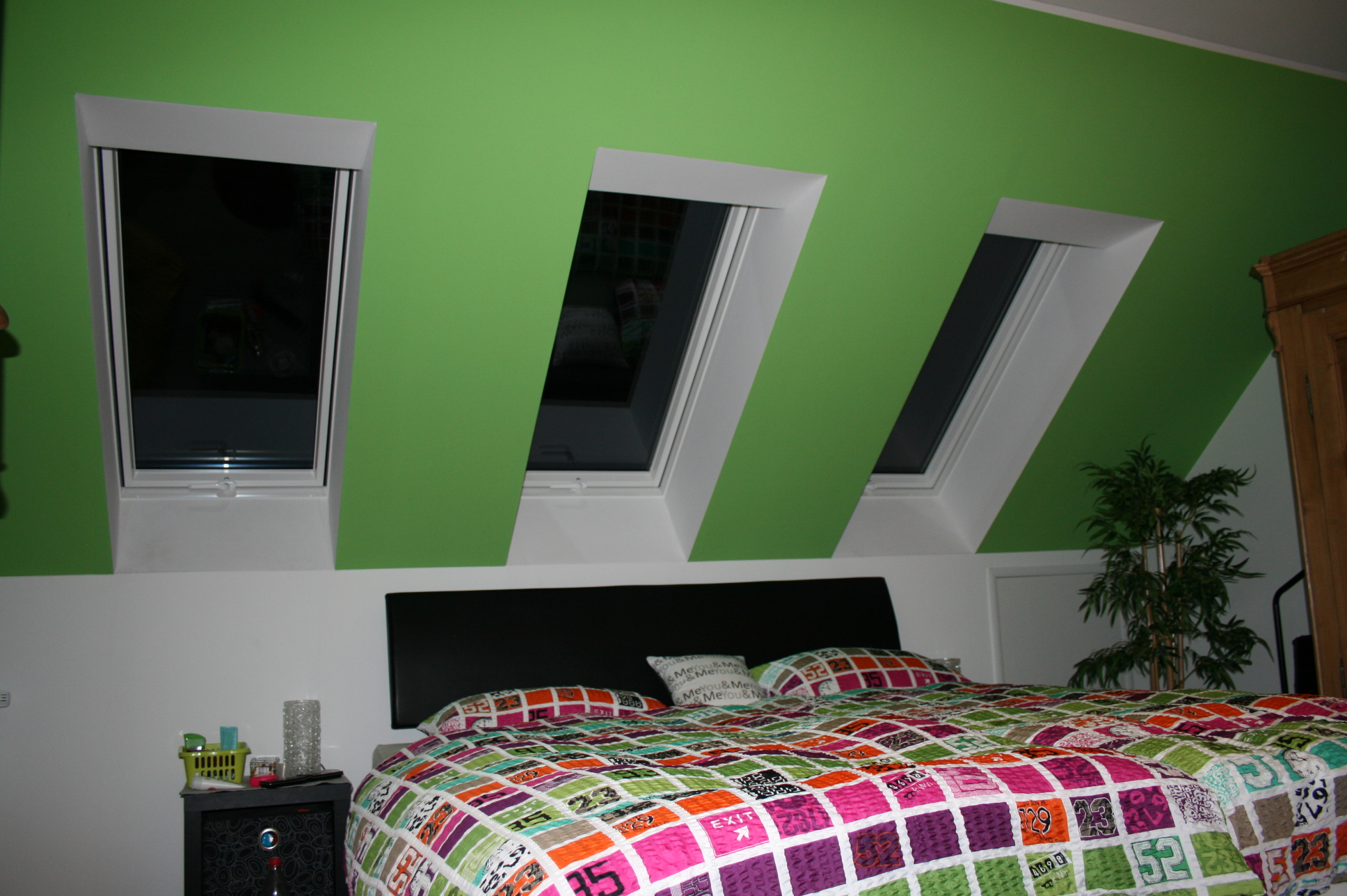 Dachschrägen farbig gestaltet im Schlafbereich