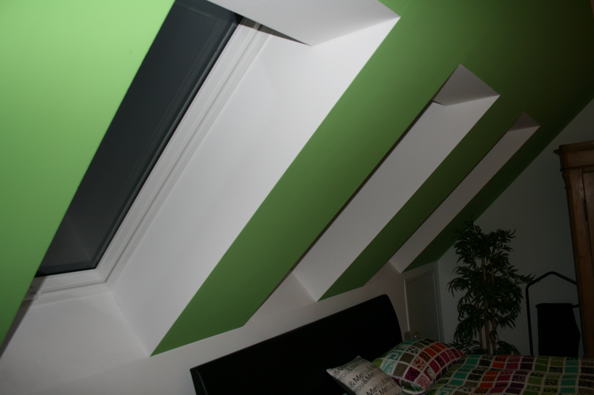 Dachschrägen farbig gestaltet im Schlafbereich