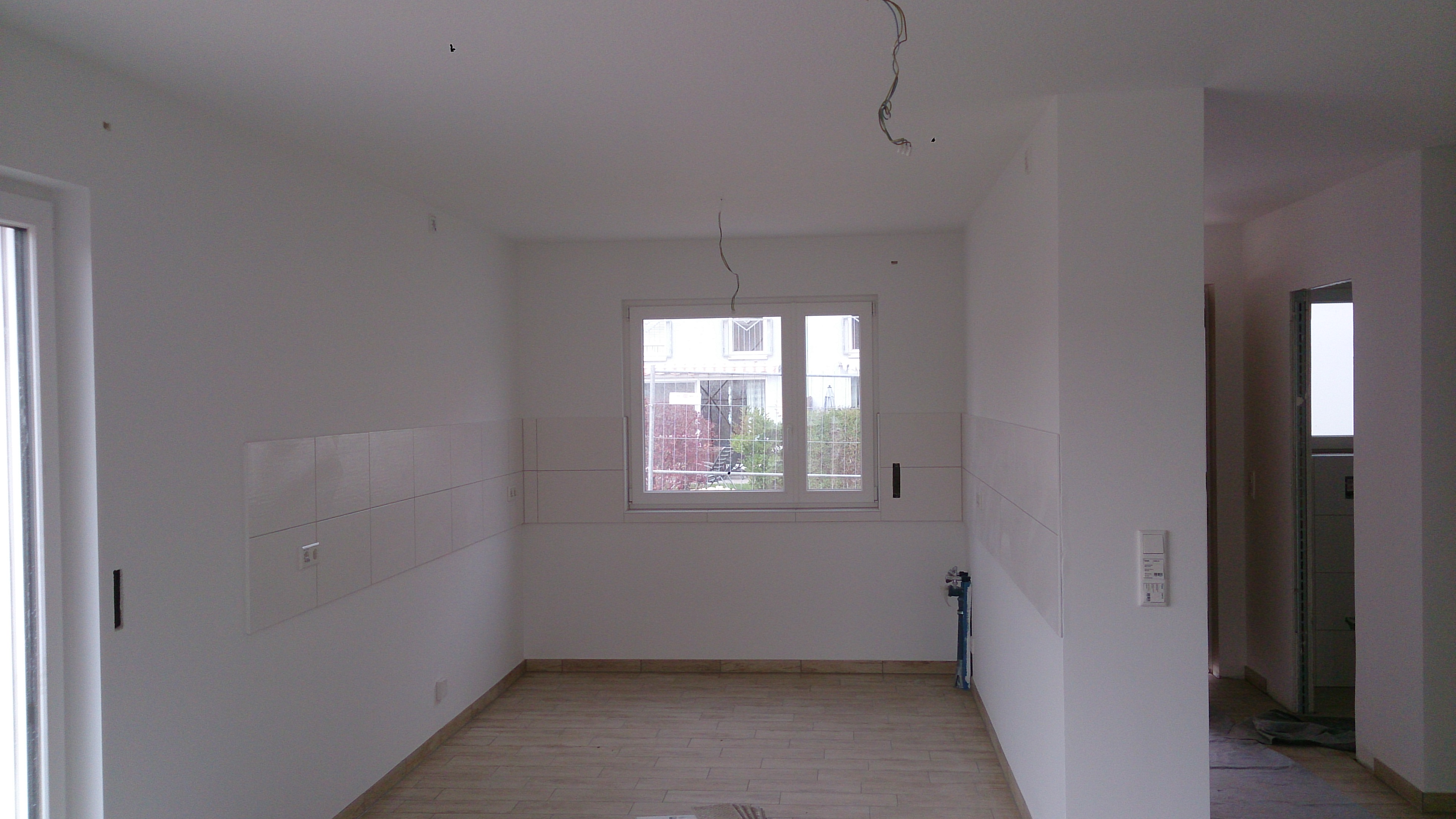 Küchenbereich Decke Raufaser und Wände glatt weiß
Objekt Netter Bau